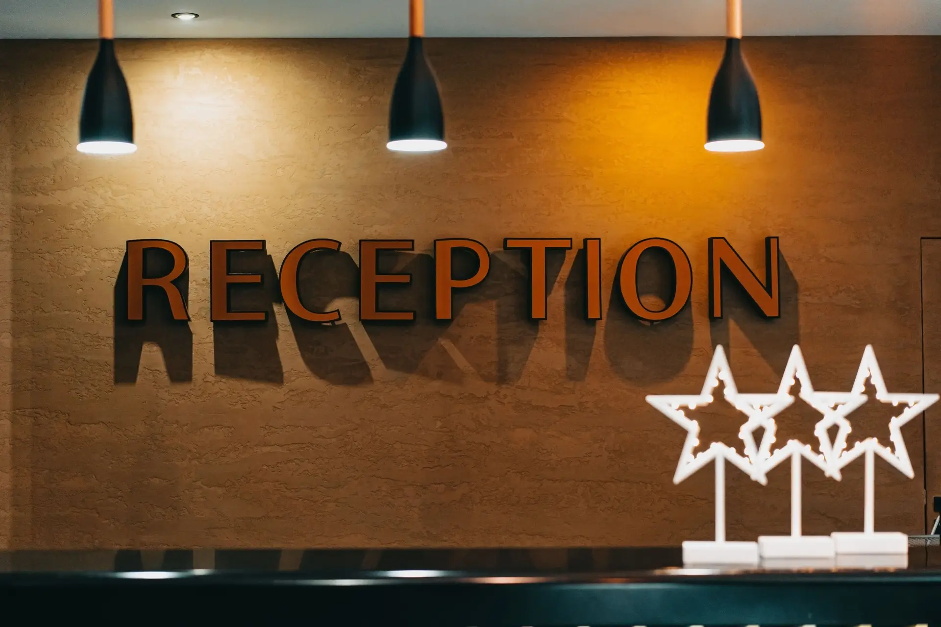 CrownaletHotelinn elegáns recepciója és bejárata